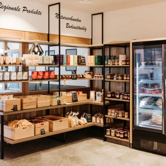 Bild enthält, Shelf, Shop, Device, Electrical Device, Refrigerator, Pantry, Architecture, Building, Chair, Furniture