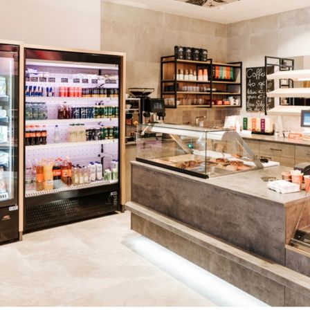 Bild enthält, Shop, Butcher Shop, Refrigerator, Indoors, Building, Market, Deli, Monitor, Grocery Store, Cup