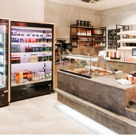 Bild enthält, Shop, Butcher Shop, Refrigerator, Indoors, Building, Market, Deli, Monitor, Grocery Store, Cup