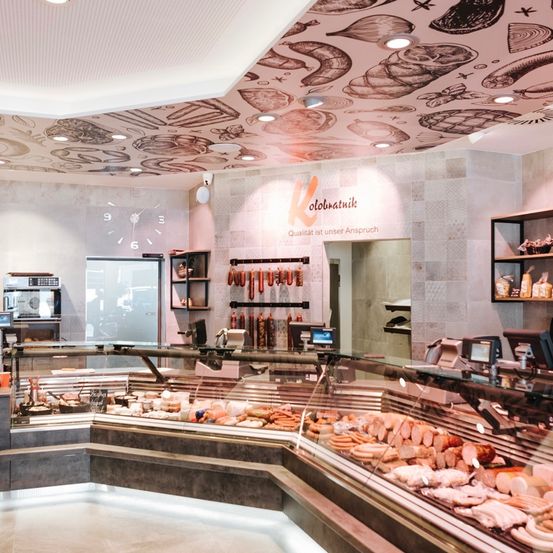 Bild enthält, Shop, Architecture, Building, Butcher Shop, Electronics, Hardware, Monitor, Screen, Bakery, Deli