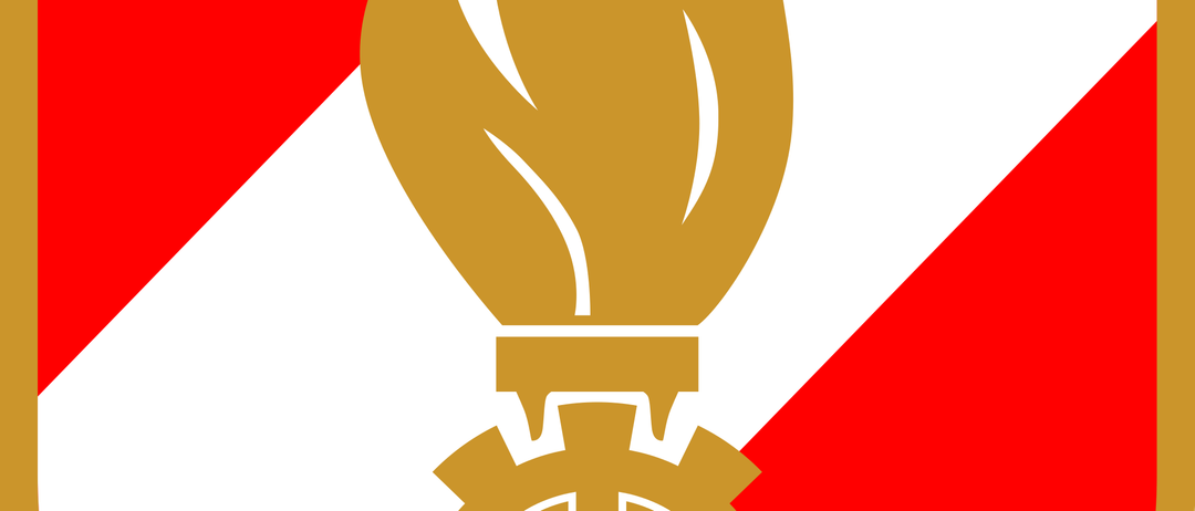 Eine goldene Fackelflamme ist auf einem Schild mit roten und weißen Streifen zentriert. Unter der Flamme befindet sich ein goldenes Zahnraddesign.