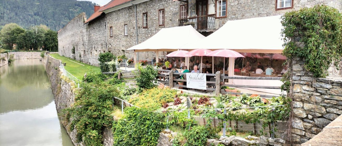 Bild enthält, Outdoors, Path, Canal, Water, Nature, Scenery, Building, Fortress, Person, Plant