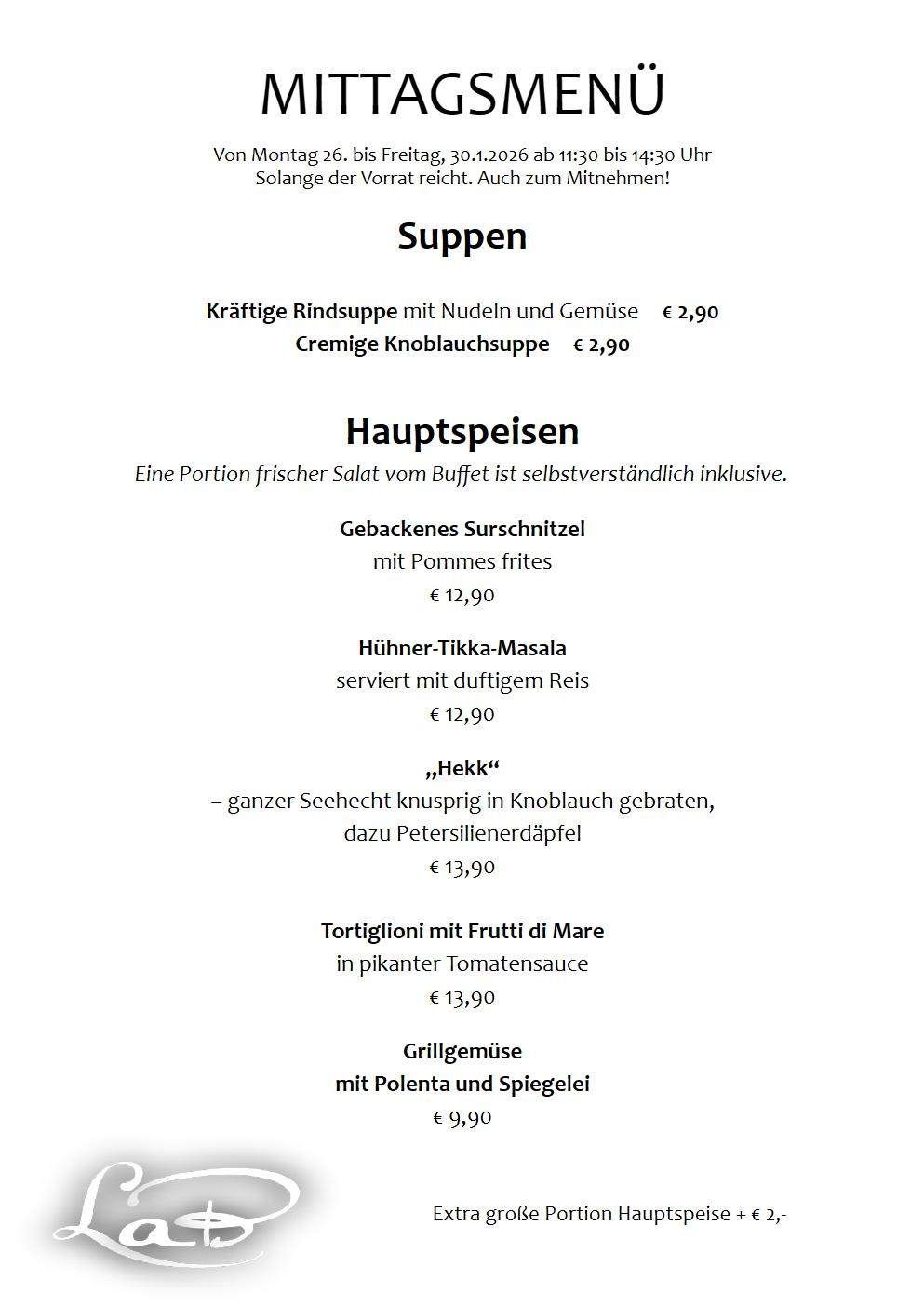Eine Speisekarte mit zwei Suppen, Rindsuppe mit Nudeln und Gemüse für 2,90 € und cremige Knoblauchsuppe ebenfalls für 2,90 €. Hauptgerichte umfassen gebackenen Forellen mit Pommes frites für 12,90 €, Hähnchen-Tikka-Masala serviert mit Basmati-Reis für 12,90 €, ganze Seehecht knusprig in Knoblauch gebraten, dazu Petersilienerdäpfel für 13,90 € und Tortiglioni mit Meeresfrüchten in Tomatensauce für 13,90 €. Gegrillter Fisch serviert mit Polenta und Kapern.