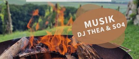 Ein Plakat für ein Outdoor-Event für Saison Schluss 2026 am 23. Juli mit einem Feuerkorb mit brennendem Holz und einer malerischen Kulisse. Es zeigt Pulled Pork Burger und Kotlett Rustikal, mit DJ Thea & So4 für die Musik.