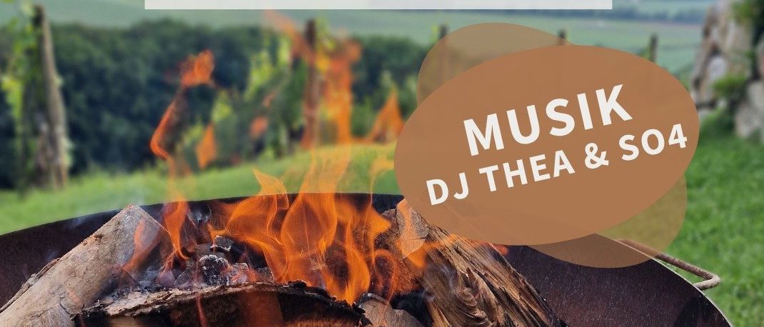 Ein Plakat für ein Outdoor-Event für Saison Schluss 2026 am 23. Juli mit einem Feuerkorb mit brennendem Holz und einer malerischen Kulisse. Es zeigt Pulled Pork Burger und Kotlett Rustikal, mit DJ Thea & So4 für die Musik.