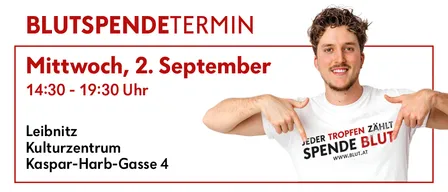 Ein lächelnder Mann zeigt auf ein weißes T-Shirt mit dem Text 'Jeder Tropfen zahlt Spende Blut' und einer Website-Adresse. Der Hintergrund ist weiß mit rotem Text. Der Mann steht vor einem roten Rand.