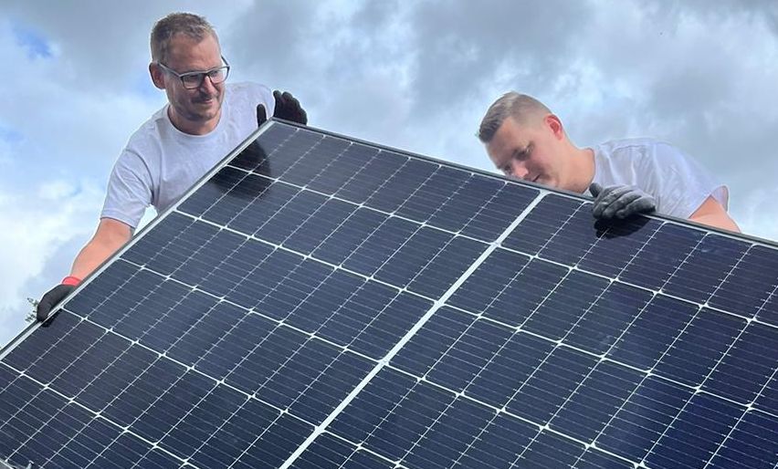 Bild enthält, Electrical Device, Solar Panels