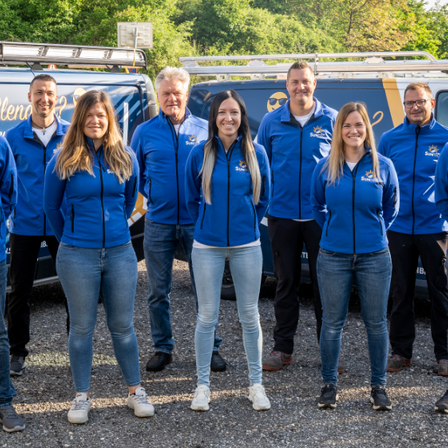 Bild enthält, People, Person, Pants, Groupshot, Jeans, Shoe, Jacket, Adult, Male, Man