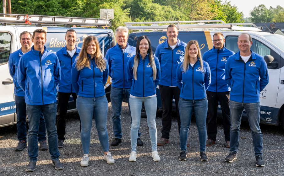 Bild enthält, People, Person, Pants, Groupshot, Jeans, Shoe, Jacket, Adult, Male, Man