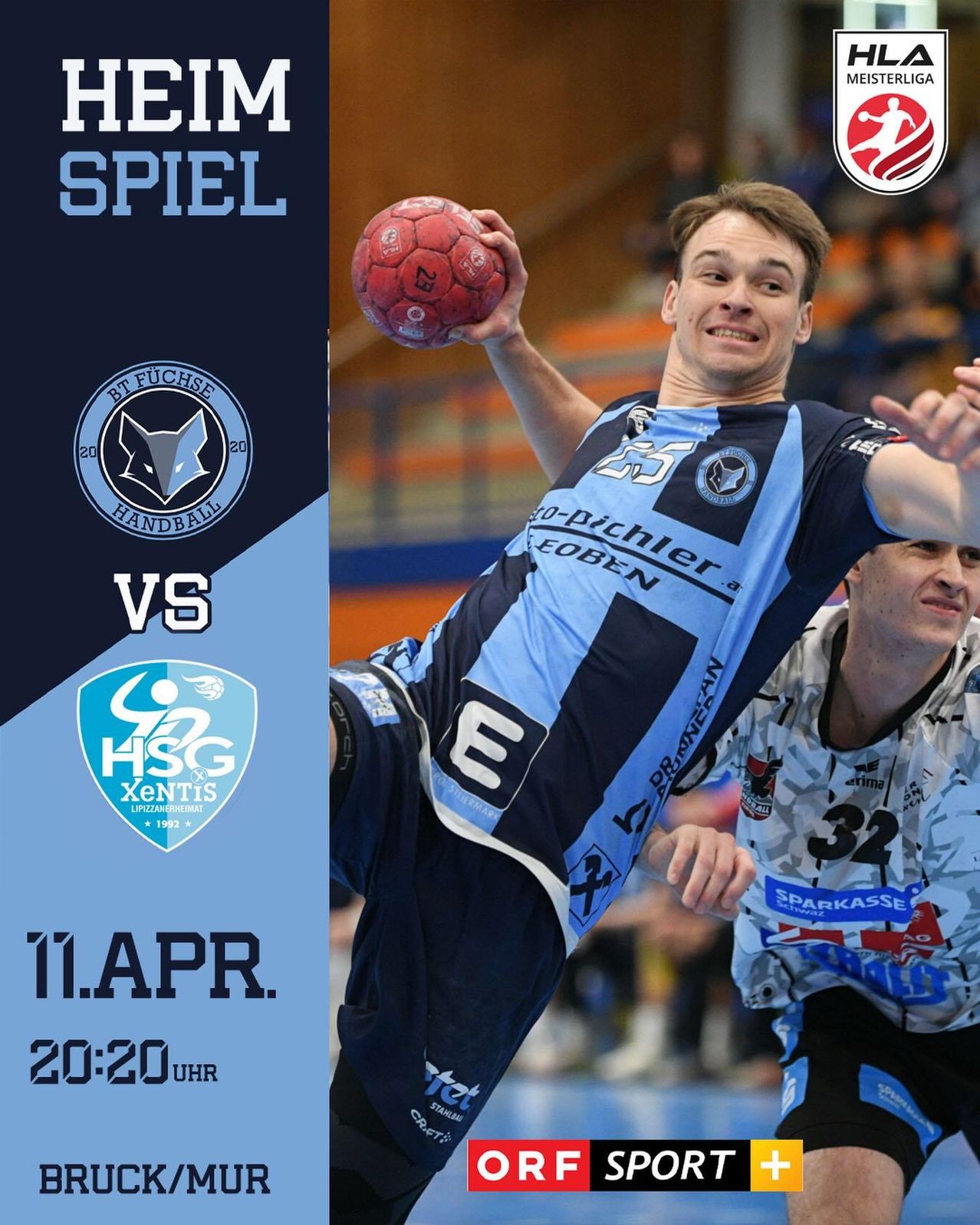 Zwei Handballspieler aus verschiedenen Teams spielen. Ein Spieler springt, um den Ball zu fangen. Das Bild enthält Text über ein Spieldatum und Team-Logos.