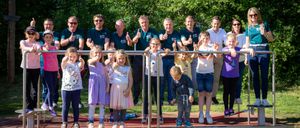 Bild enthält, Grass, Park, People, Person, Shoe, Glasses, Child, Female, Girl, Teen