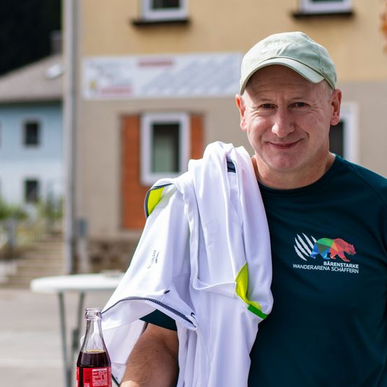 Bild enthält, T-Shirt, Cap, Hat, Baseball Cap, Adult, Male, Man, Person, Finger, Shirt