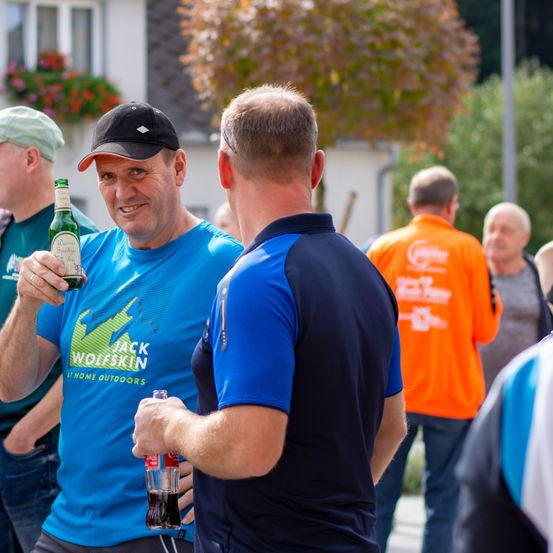 Bild enthält, T-Shirt, Baseball Cap, Hat, Shorts, Person, Adult, Male, Man, Female, Woman