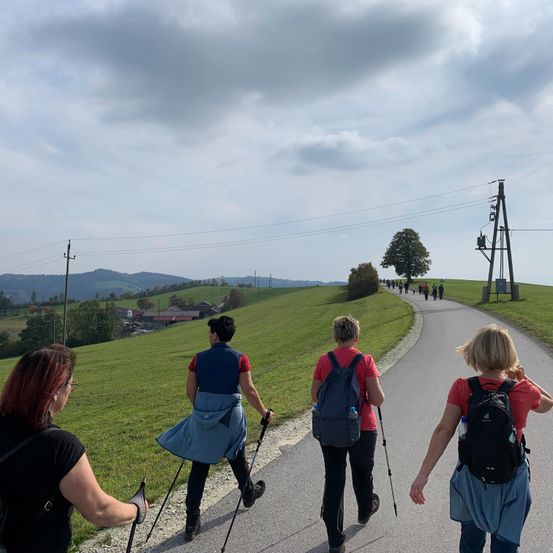 Bild enthält, Person, Walking, Adult, Female, Woman, Backpack, Boy, Child, Male, Teen