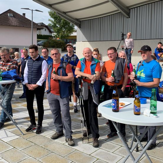 Bild enthält, People, Person, Shelter, Restaurant, Table, Adult, Male, Man, Shoe, Glasses