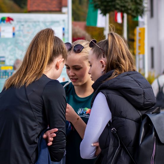 Bild enthält, People, Person, Adult, Female, Woman, Backpack, Sunglasses, Male, Man, Glasses