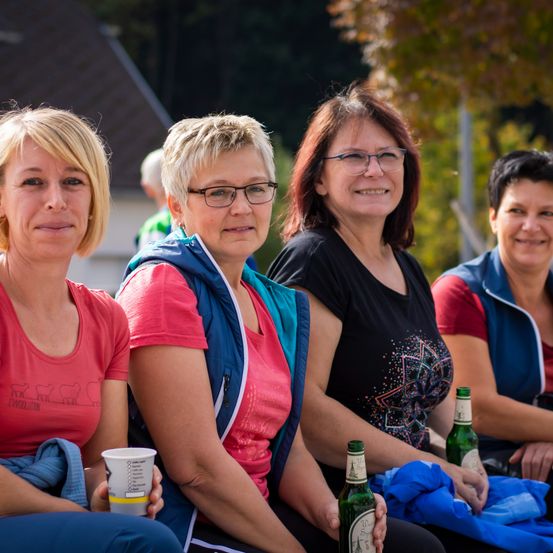 Bild enthält, Adult, Female, Person, Woman, Glasses, Cup, Beer, People, Smile, Bottle