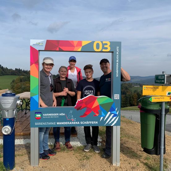 Bild enthält, Shelter, Person, Portrait, Grass, Shoe, Park, Boy, Male, Teen, Hat