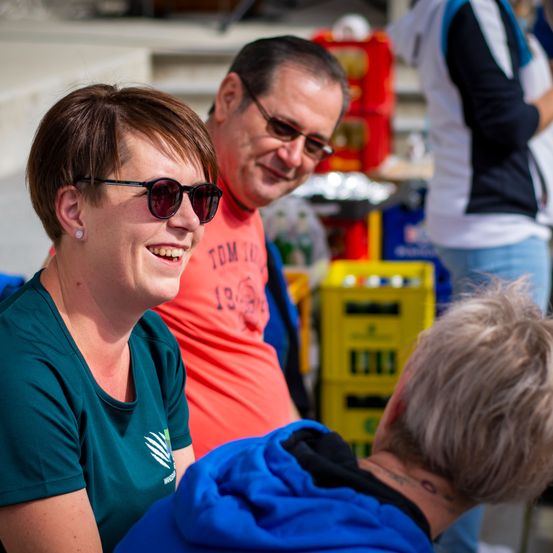 Bild enthält, T-Shirt, Person, Smile, Finger, Glasses, Boy, Child, Male, Teen, Portrait