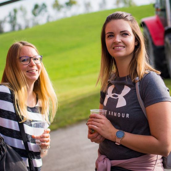 Bild enthält, Female, Girl, Person, Teen, Face, Smile, Wristwatch, Cup, Glasses, Grass