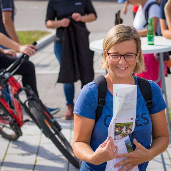 Bild enthält, Poster, Glasses, Adult, Female, Person, Woman, Male, Man, Shoe, Teen