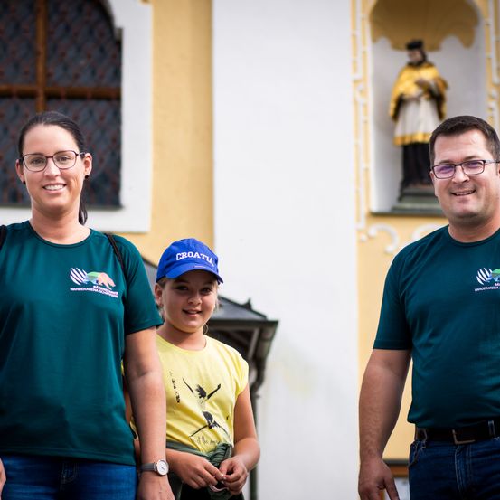 Bild enthält, T-Shirt, Hat, Baseball Cap, Cap, Glasses, Wristwatch, People, Person, Adult, Man