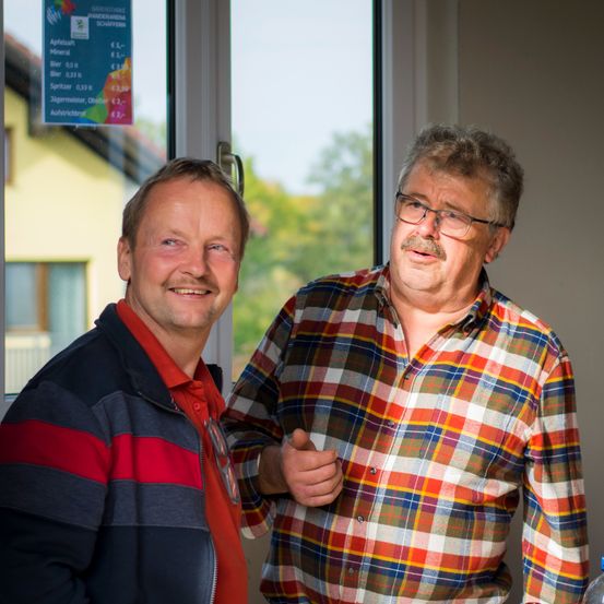 Bild enthält, Finger, Hand, Person, Shirt, Smile, Portrait, Adult, Male, Man, Glasses