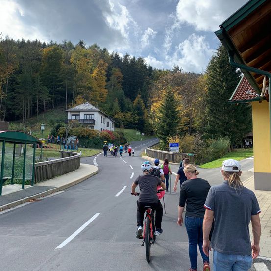 Bild enthält, Helmet, Shoe, Adult, Male, Man, Person, Glove, Hat, Road, Jeans