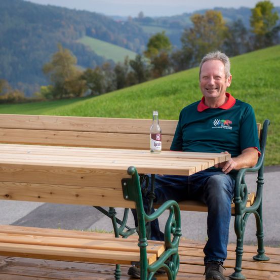 Bild enthält, Wood, Plywood, Person, Sitting, Lumber, Adult, Male, Man, Shoe, Bench