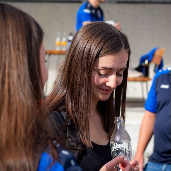 Bild enthält, Bottle, Finger, Person, Adult, Male, Man, Female, Girl, Teen, Child