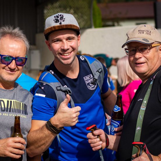 Bild enthält, Finger, Person, Hat, Glasses, Adult, Male, Man, Baseball Cap, Cap, Speaker
