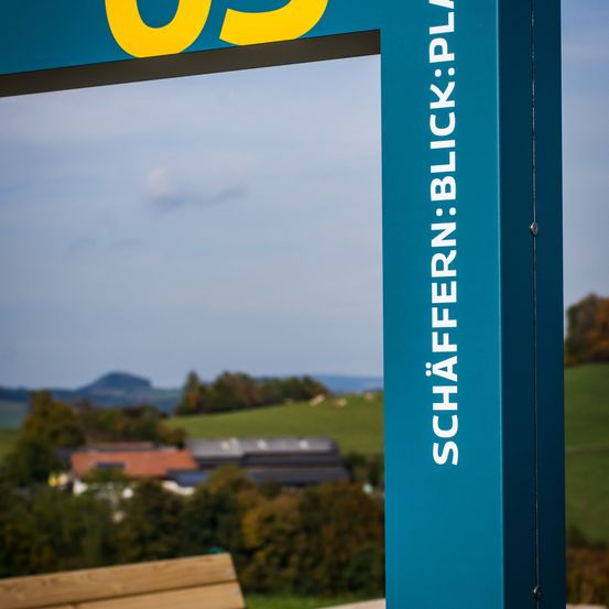 Bild enthält, Bench, Furniture, Symbol, Sign, Outdoors