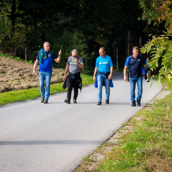 Bild enthält, Person, Walking, Pants, Adult, Male, Man, Shoe, Handbag, Jeans, Glasses