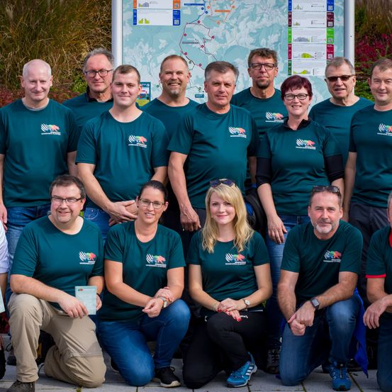 Bild enthält, People, Person, Groupshot, Team, Shoe, Wristwatch, Boy, Male, Teen, Glasses