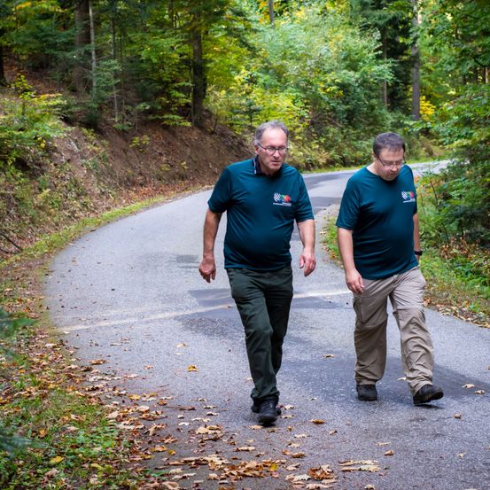 Bild enthält, Person, Walking, Shoe, Hand, Adult, Male, Man, Vegetation, Glasses, Road