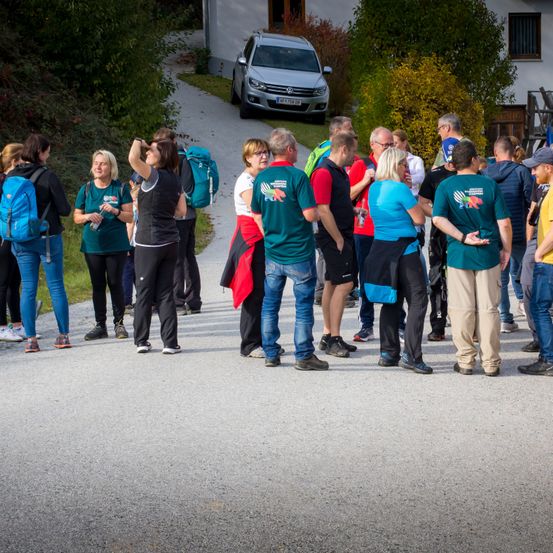 Bild enthält, Person, Walking, Pants, People, Backpack, Shoe, Hat, Car, Adult, Man