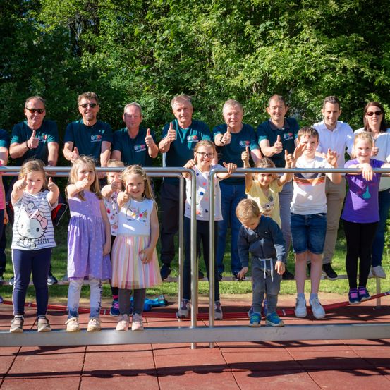 Bild enthält, Grass, Park, People, Person, Shoe, Glasses, Child, Female, Girl, Teen