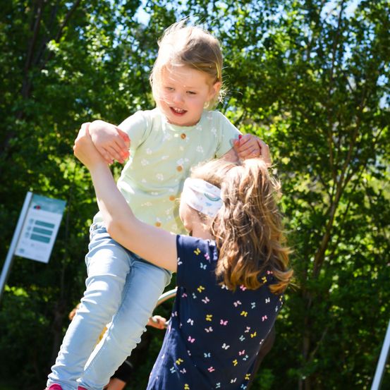 Bild enthält, Person, Photography, Portrait, Pants, Grass, Park, Tree, Shoe, Vegetation, Child