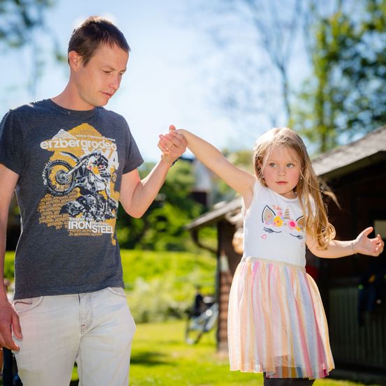 Bild enthält, T-Shirt, Skirt, Pants, Child, Female, Girl, Person, Finger, Dress, Teen