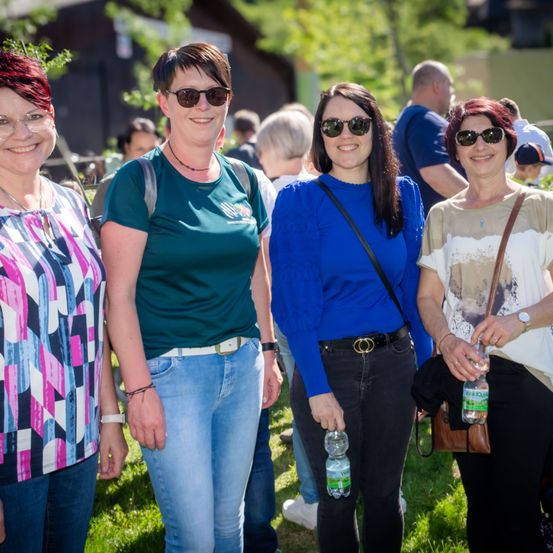 Bild enthält, Pants, Sunglasses, Belt, Wristwatch, Glasses, Necklace, Adult, Female, Person, Woman