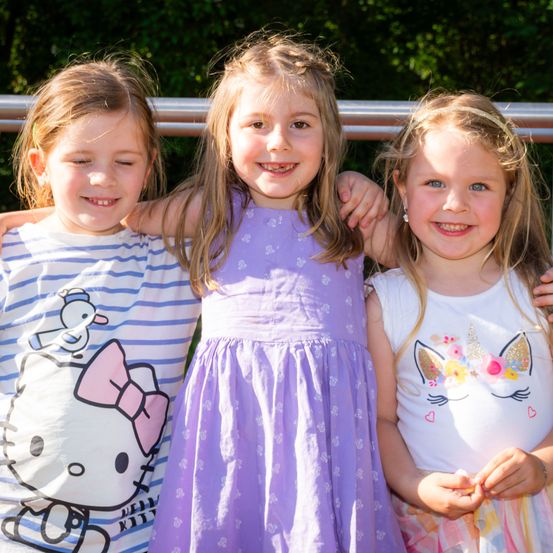 Bild enthält, Person, Photography, Portrait, T-Shirt, Dress, Child, Female, Girl, People, Blouse