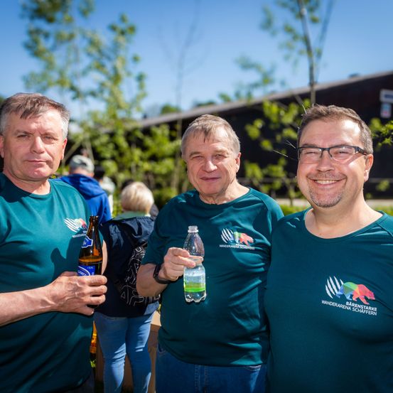 Bild enthält, T-Shirt, Glasses, Adult, Male, Man, Person, Wristwatch, Beer, Handbag, Backpack