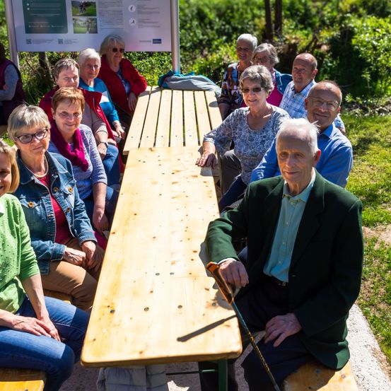 Bild enthält, Plywood, Wood, People, Person, Glasses, Adult, Female, Woman, Bench, Man