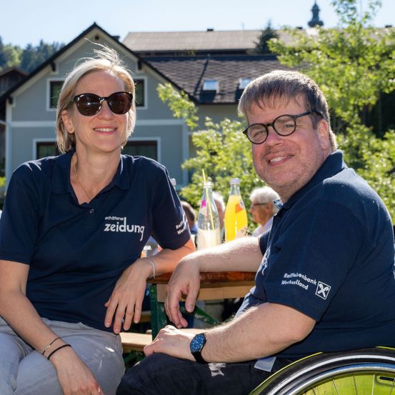 Bild enthält, Glasses, Wristwatch, Person, Portrait, Adult, Male, Man, Neighborhood, Plywood, Furniture