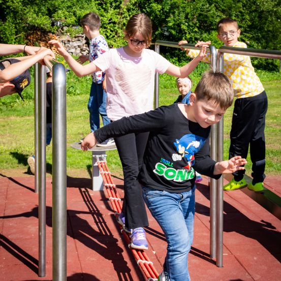 Bild enthält, Pants, Shoe, Handrail, Boy, Child, Male, Person, Outdoors, Play Area, Park