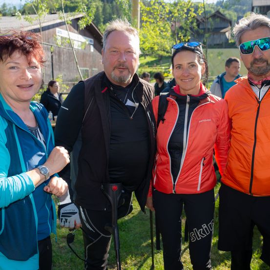 Bild enthält, Coat, Jacket, Person, Walking, Glasses, Adult, Male, Man, Girl, Teen