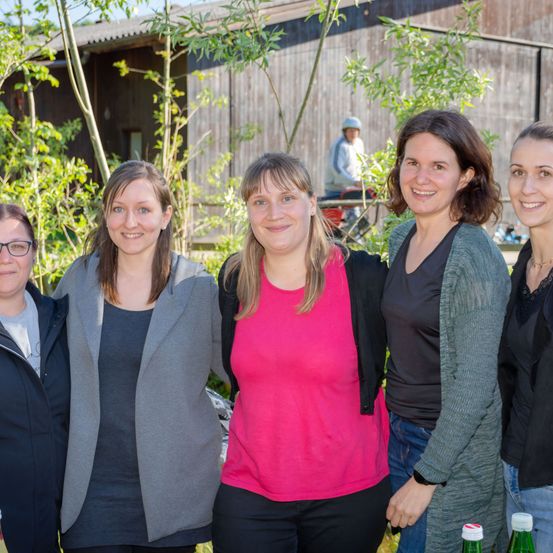 Bild enthält, Coat, Jacket, Long Sleeve, Blazer, People, Person, Glasses, Adult, Female, Woman