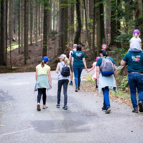 Bild enthält, Person, Walking, Pants, Path, Backpack, Vegetation, Shoe, Woodland, Adult, Woman