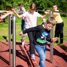 Bild enthält, Pants, Handrail, Jeans, Person, Boy, Child, Male, Outdoors, Shoe, Play Area
