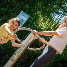 Bild enthält, Outdoors, Child, Female, Girl, Person, Grass, Teen, Play Area, Outdoor Play Area, Park